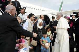 Papa da asilo a 12 refugiados sirios