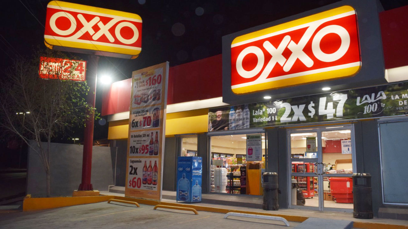 El Chaneque se toma cervezas en el OXXO sin pagarlas
