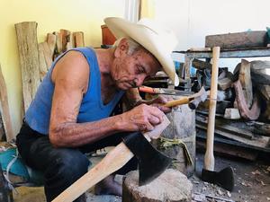 Don Valente, el anciano centenario que trabaja sin temor al virus, en Acapulco