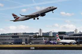 Nueva York pide a aerolíneas que vuelan desde Reino Unido hacer pruebas COVID