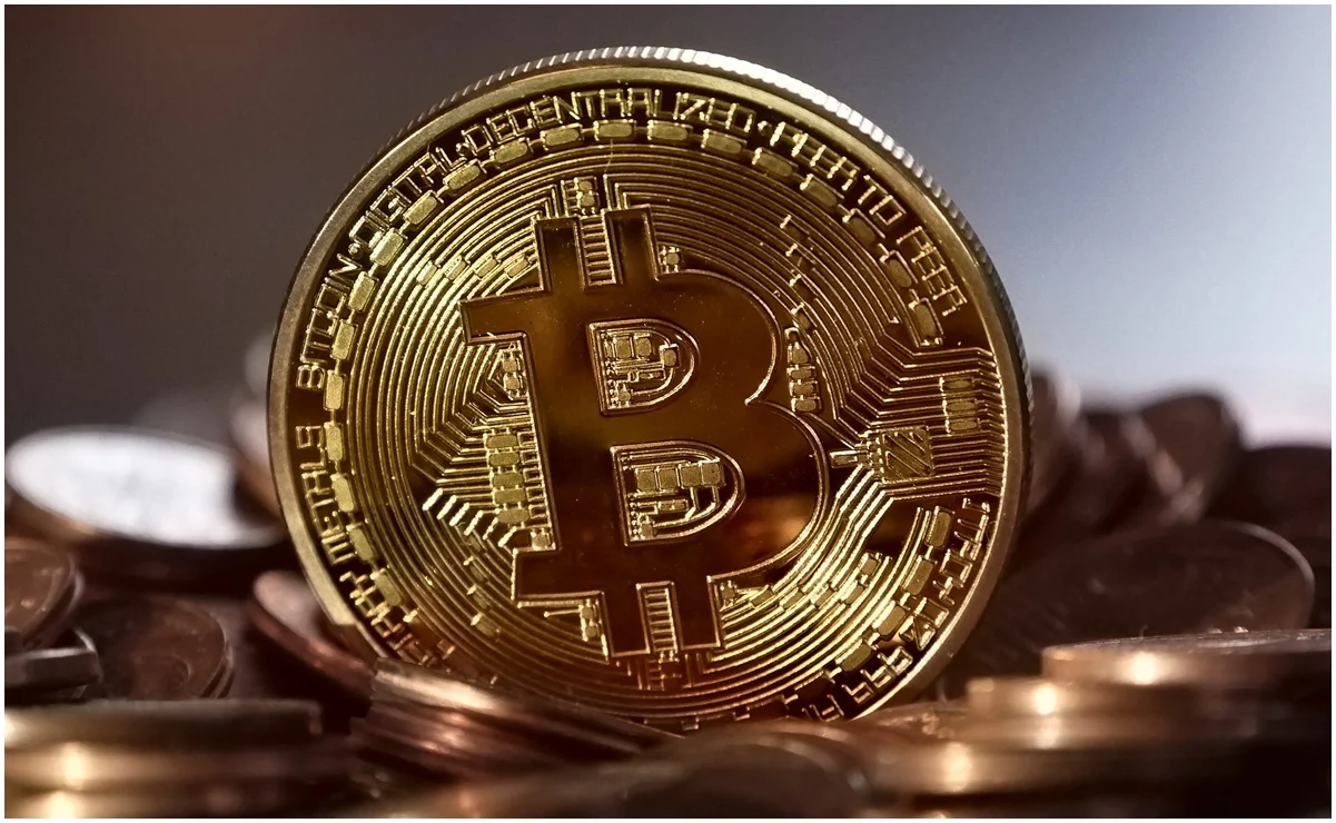 Bitcoin se desploma 20%; advierten sobre riesgos para inversionistas