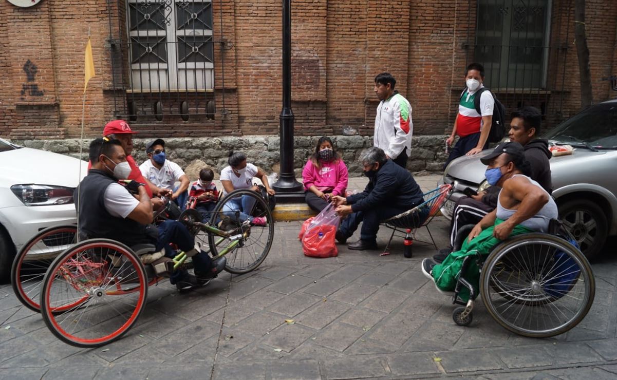 Atletas paralímpicos reinstalan plantón en Casa de Gobierno de Oaxaca