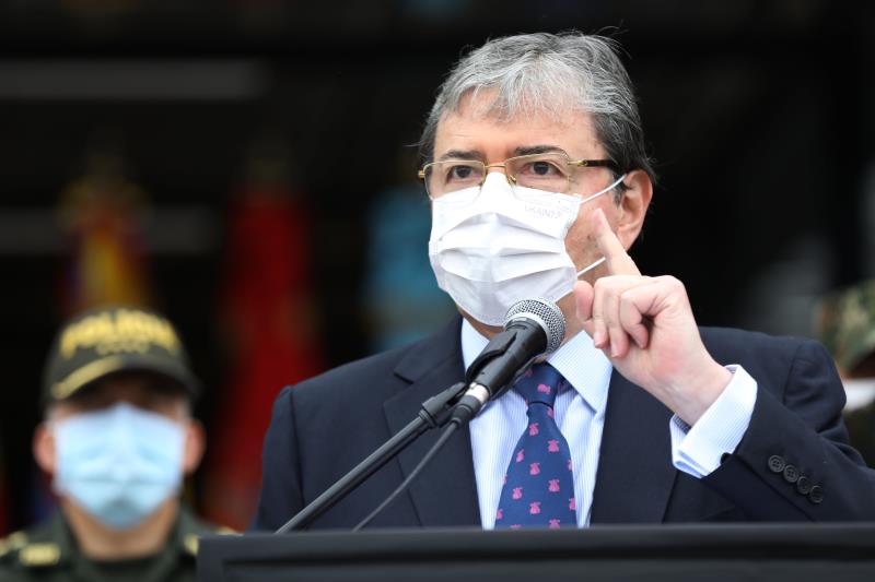 Ministro de Defensa colombiano sobrevive a moción de censura en el Senado