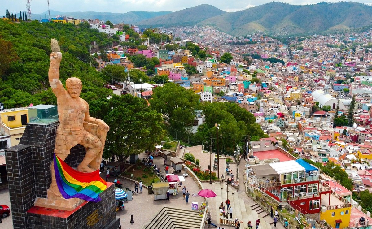 Envuelven a El Pípila con bandera del orgullo LGBT en Guanajuato