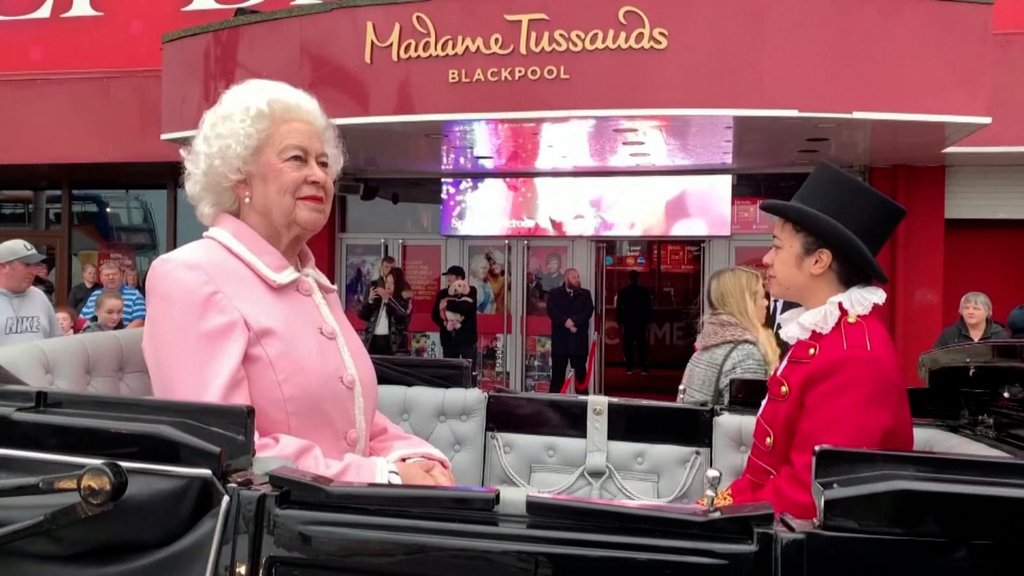 Estrenan nueva figura de cera de la Reina Isabel II en Madame Tussauds