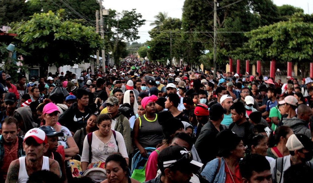 Caravana migrante reanuda su camino en el sur de México y cambia de ruta hacia Tuxla Gutiérrez