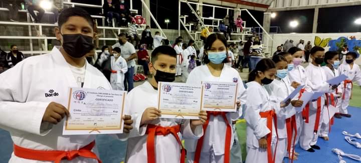 Alumnos de Taekwondo de San Buenaventura cambian de cinta 