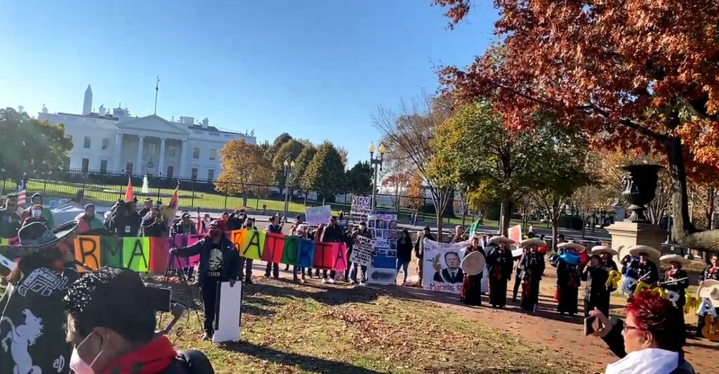 Migrantes expresan apoyo a AMLO frente a la Casa Blanca