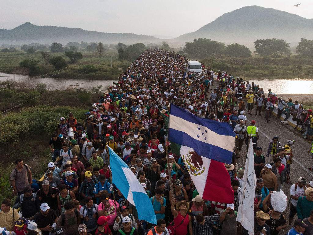 Las caravanas migrantes conformadas en México avanzan en medio de obstáculos