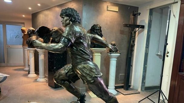 El Nápoles honra a Maradona con una estatua que homenajea a su 'D10S'