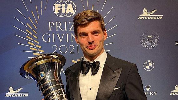 Max Verstappen recibió trofeo de piloto campeón de Fórmula 1 2021