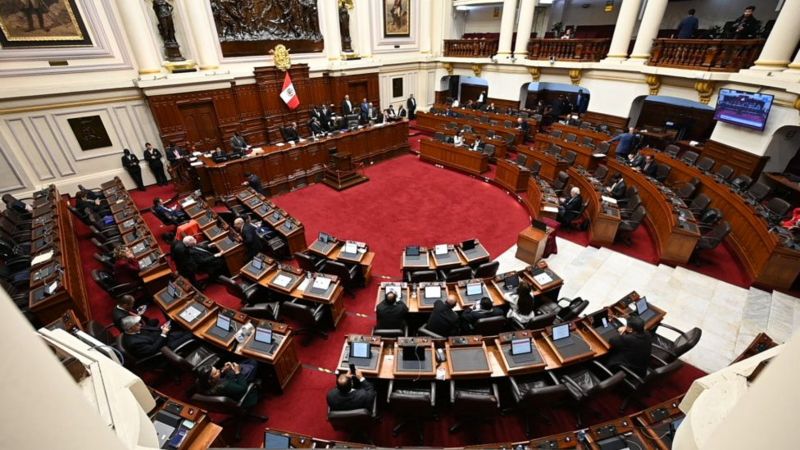 La oposición peruana presenta moción para destituir al ministro de Educación