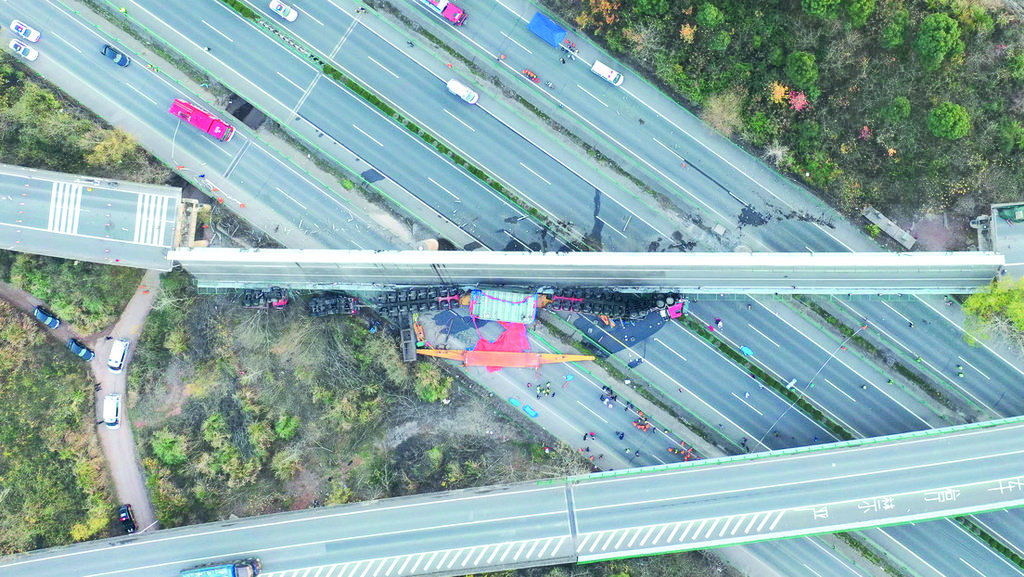 Un viaducto se desmorona sobre una autopista en China