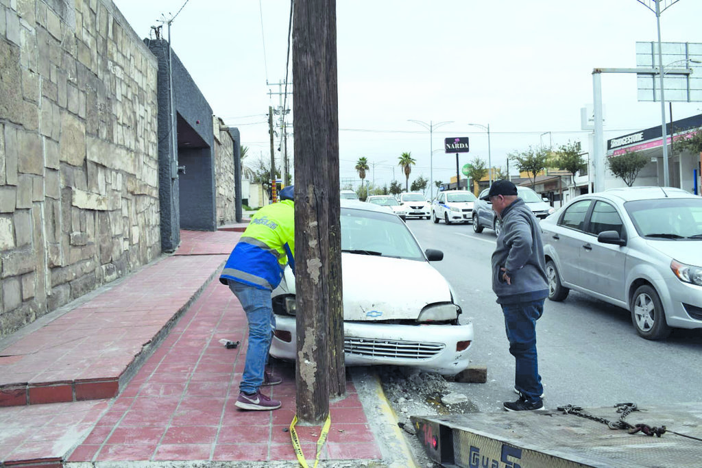 Monclova: Auto choca con poste de Telmex porque le fallaron los frenos 