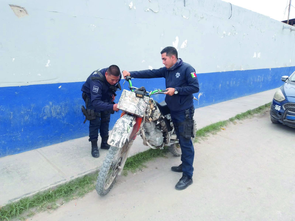 Policías recuperan moto con reporte de robo en la colonia 'El Roble'
