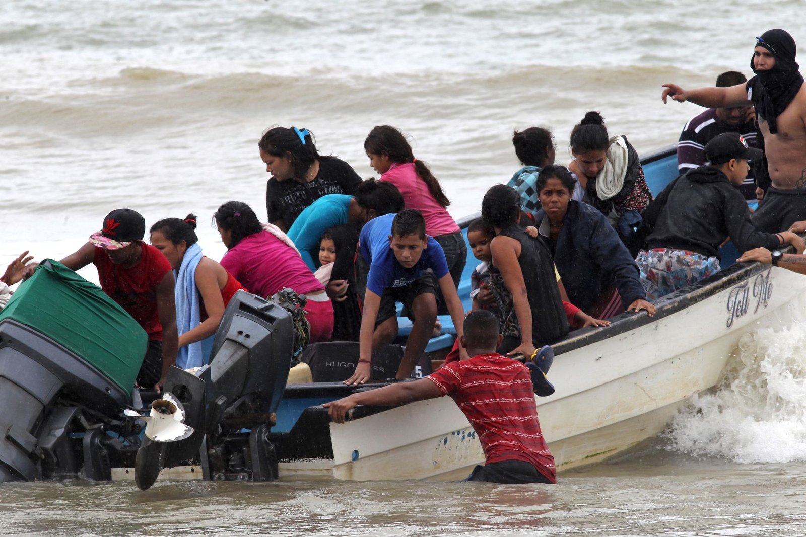 Mueren tres migrantes de barco que naufragó cuando iba de Colombia a Panamá