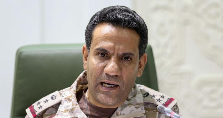 Coalición árabe bombardea el aeropuerto de la capital del Yemen