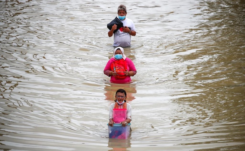 Al menos 7 muertos y más de 51 mil evacuados por 'inusuales' inundaciones en malasia