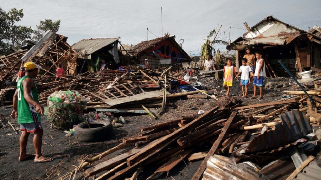 En Filipinas a 375 aumentan los muertos por el tifón Rai y 56 personas se encuentran desaparecidas