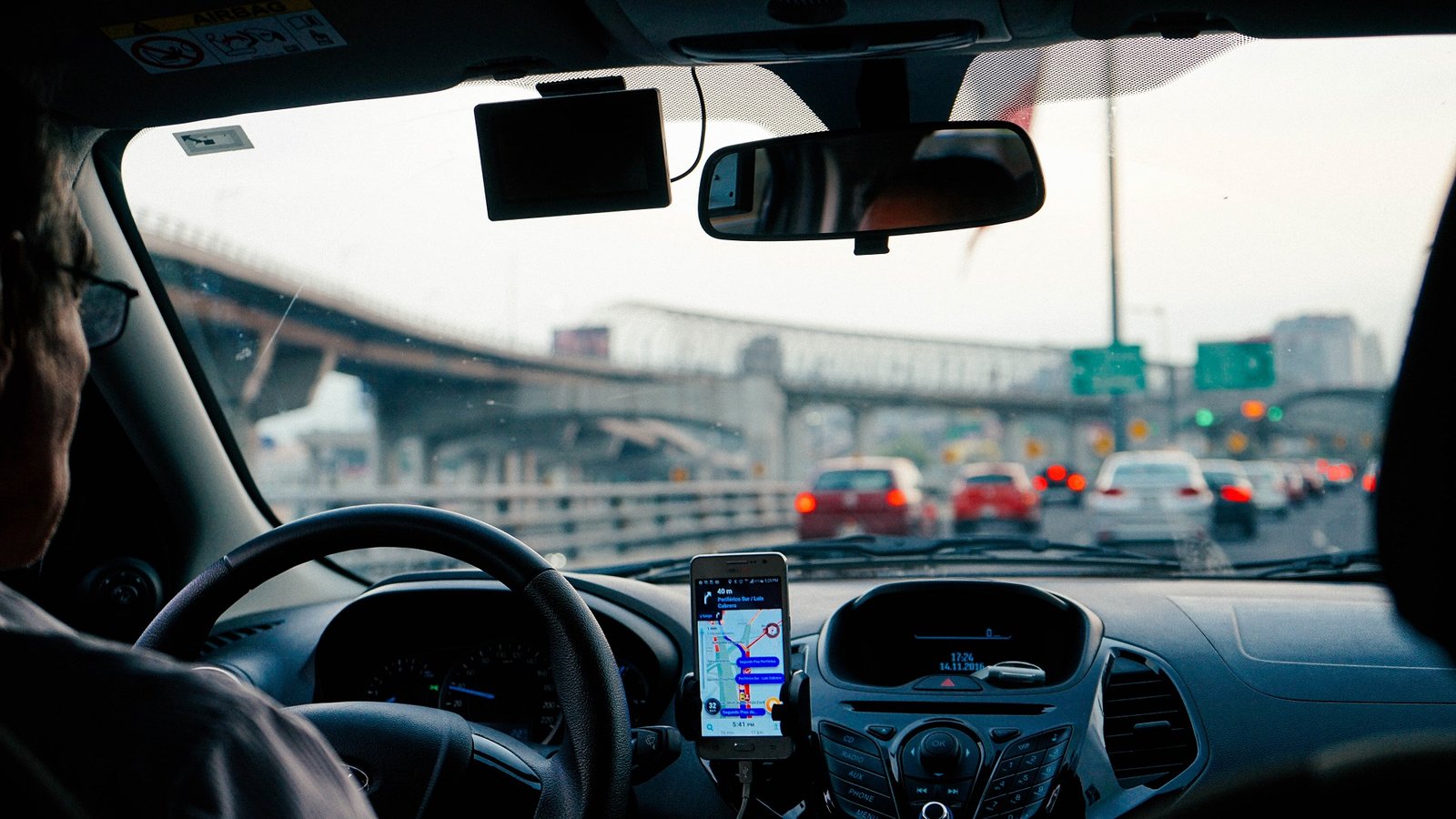 Usuarios denuncian que Uber y Didi triplican costos de viaje