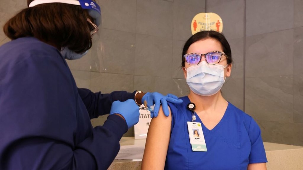 Puerto Rico obliga a personal de salud y educación a vacunación de refuerzo