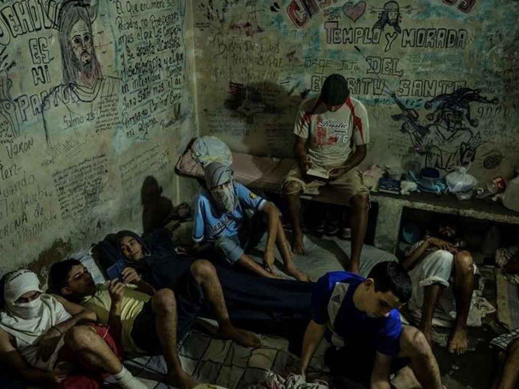 Presos de un calabozo venezolano, son víctimas de hambre y abusos