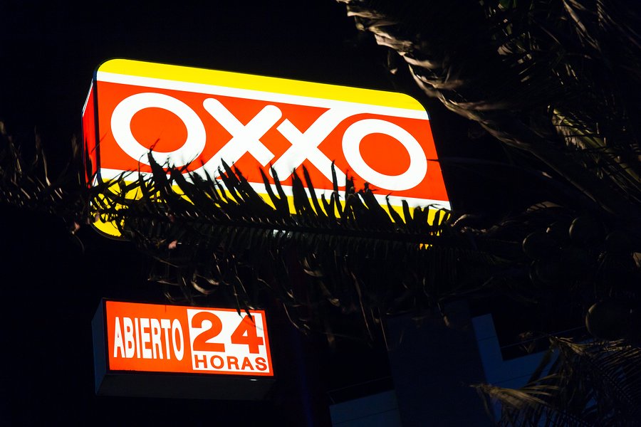 VIDEO: Joven cambia diseño de Oxxo como si fuera una marca de tiendas de lujo y se hace viral