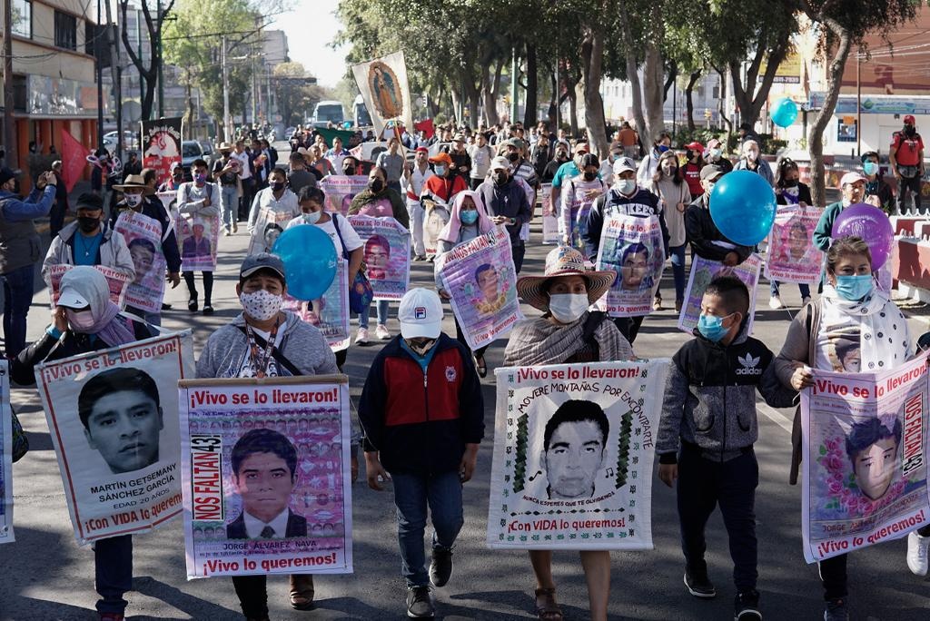 Protestan en la Basílica de Guadalupe de México por 87 meses del caso Ayotzinapa