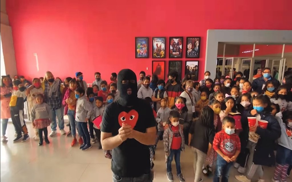 VIDEO: Youtuber lleva a niños a ver 'Spider-Man: No Way Home'