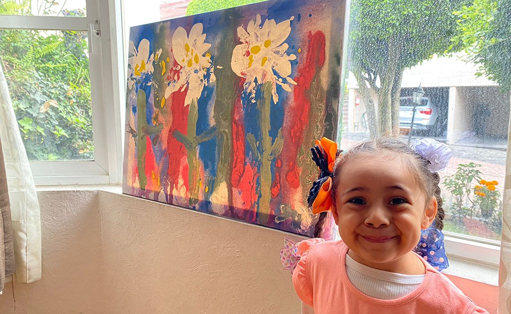 Con tan solo 4 años la pequeña Julieta realiza una exposición de pinturas