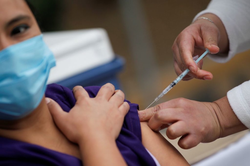 México aplica refuerzo antiCOVID-19 a médicos a un año de iniciar vacunación