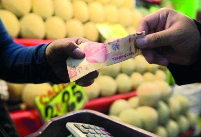 Comerciantes de Monclova reetiquetan productos para sortear la llamada 'cuesta de enero'