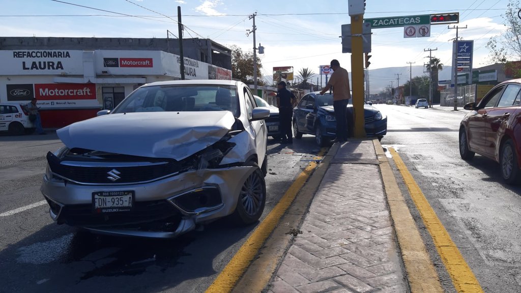 Conductora se pasa la luz roja del semáforo y provoca carambola de tres automóviles en Monclova