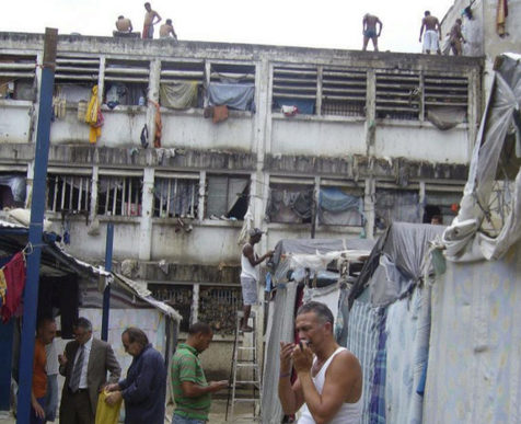Las familias de reos venezolanos denuncian veto a ingreso de comida a cárcel