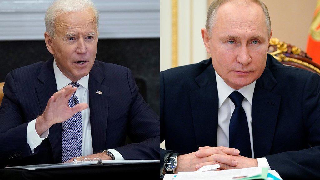 Biden urge a Putin a reducir tensiones con Ucrania en llamada telefónica