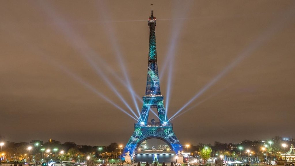 La Torre Eiffel se ilumina de azul para celebrar la presidencia gala de la UE