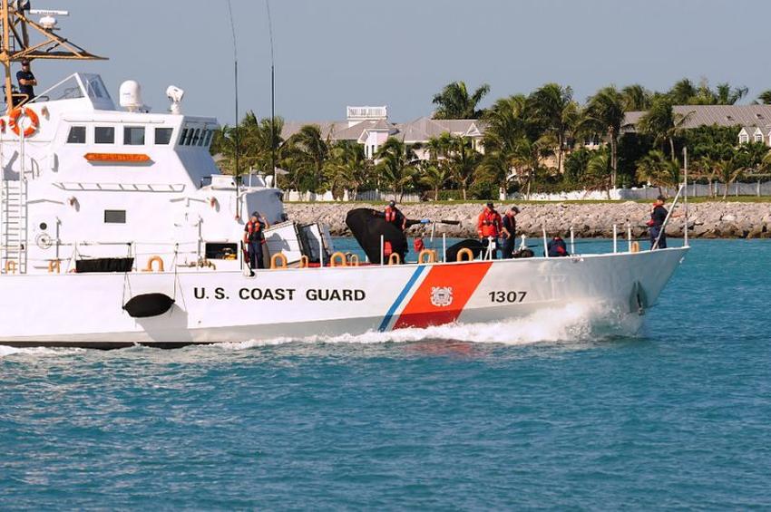 Guardacostas rescatan a 19 cubanos que naufragaron cerca de Cayos de Florida