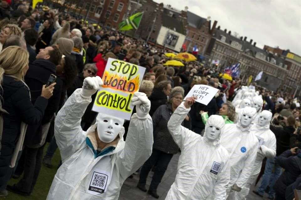 Miles de personas protestan en contra del confinamiento en Ámsterdam