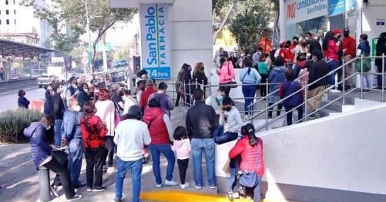 Largas filas de mexicanos para realizarse pruebas COVID-19 en clínicas privadas
