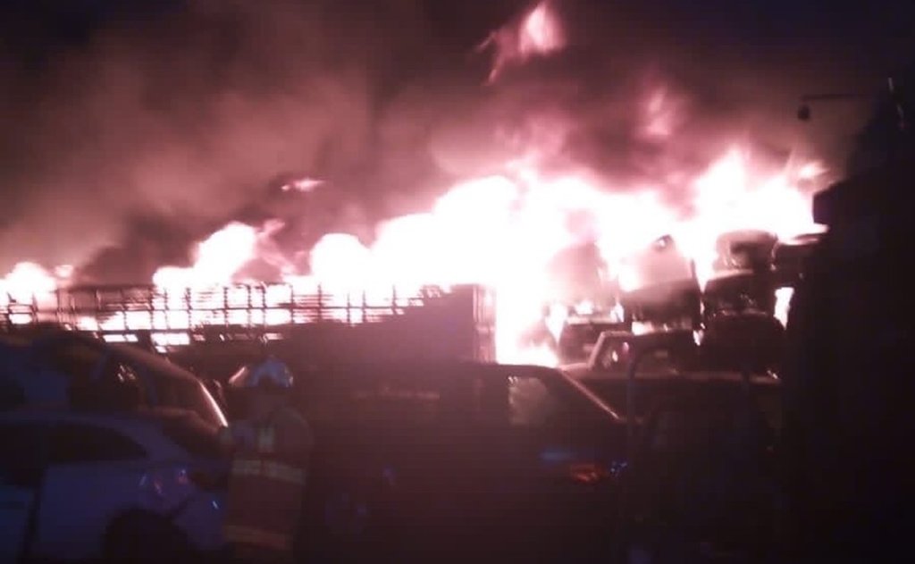 Incendio consume 20 vehículos en la 'Pensión Muñoz' de Irapuato