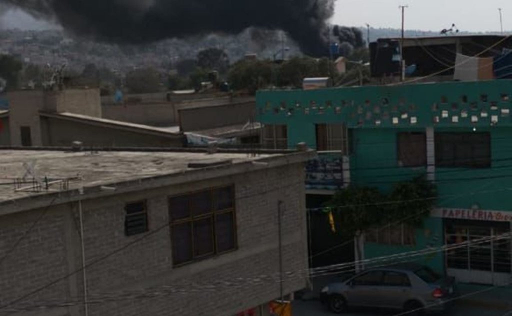 Registran incendio de deshuesadero de vehículos en Los Reyes La Paz