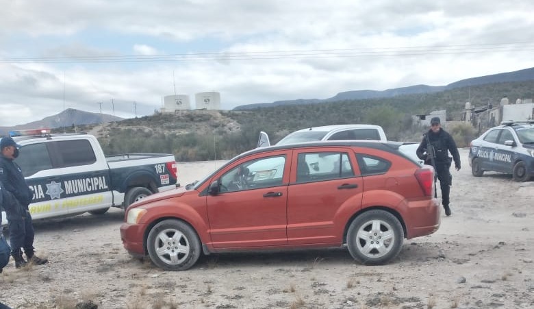 Vehículo con reporte de robo es abandonado por dos sujetos en el Elíseo Mendoza Berrueto
