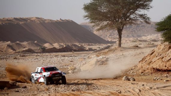 Giniel De Villiers se impuso en autos del Dakar y Al-Attiyah es más líder