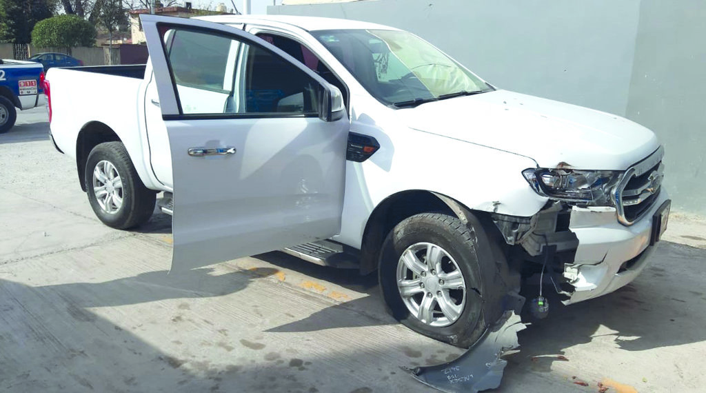 Conductor destroza flamante camioneta por circular a exceso de velocidad en el bulevar Madero de Monclova