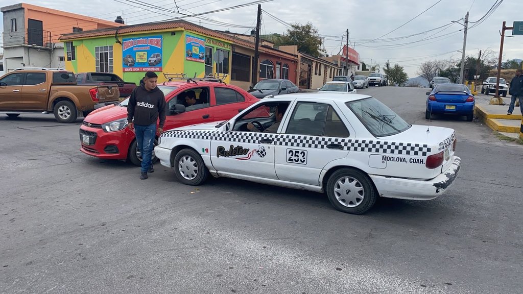 Conductor omite alto y provoca choque contra un taxi en Monclova