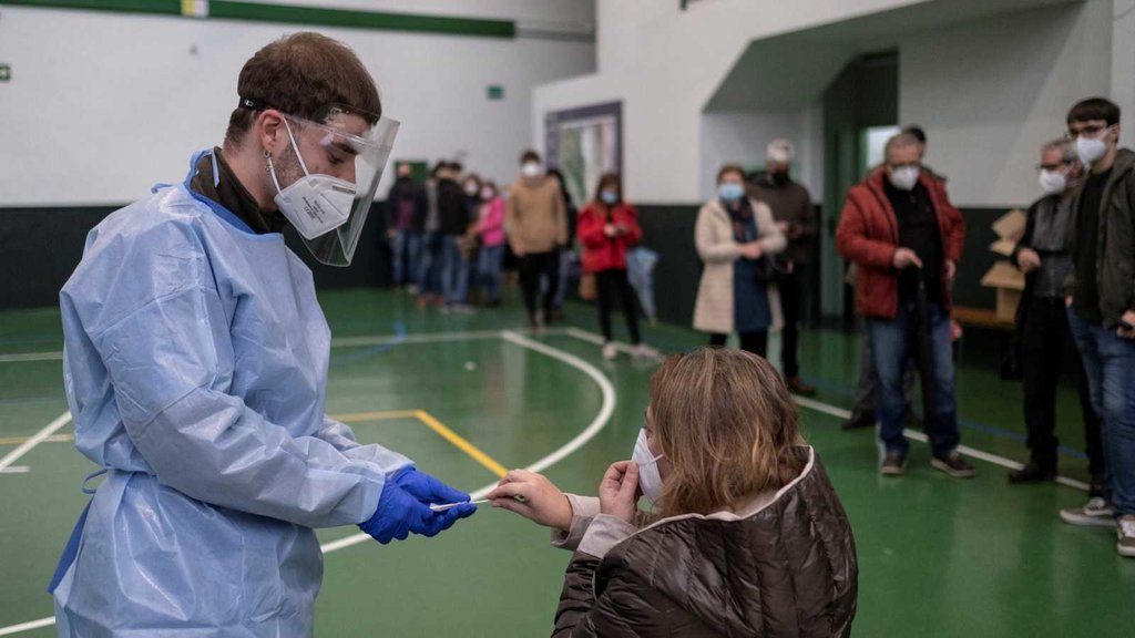 España alcanza nuevo récord de contagios, aunque con menos mortalidad
