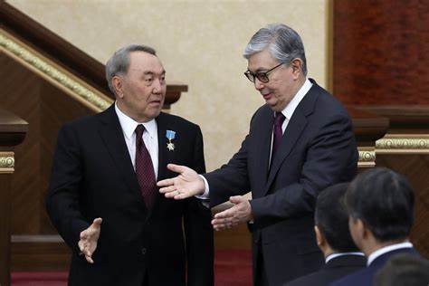 Presidente de Kazajistán arremete contra su predecesor tras disturbios
