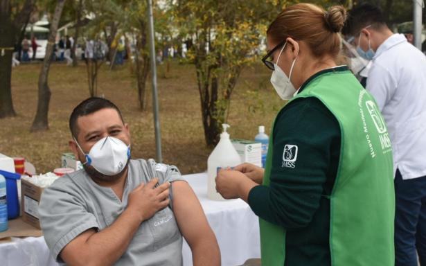 Los ciudadanos de 50 años y más reciben la vacuna de refuerzo contra el COVID-19 en la Región Laguna