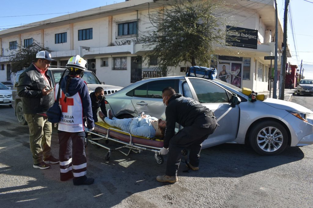 Tes personas lesionadas y cuantiosos daños deja carambola de tres vehículos en Monclova