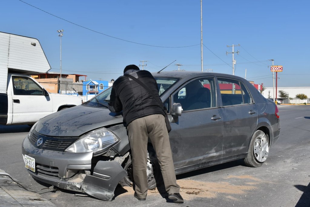 Monclova: Mujer al volante destroza su auto al chocar con camellón de concreto
